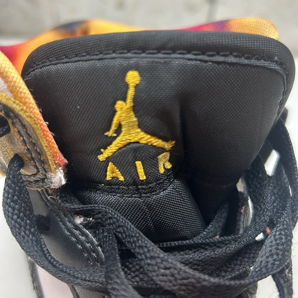 Air Jordan 1 Mid SE Sneakers - Picture 9 of 11